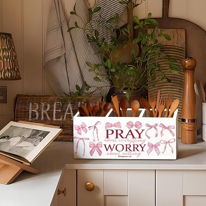 Coquette Pink Bow Christian Pen Holder, Christian Gifts for Women Pencil Holder for Desk, Preppy Pink Bible Verse Wooden Box Sign Decorations for Girly Room Bedroom Dorm Office Desk Tabletop