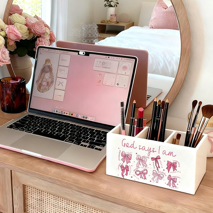 Coquette Pink Bow Christian Pen Holder, Christian Gifts for Women Pencil Holder for Desk, God Says I Am Bible Verse Wooden Box Sign Decorations for Girly Room Bedroom Dorm Office Desk Tabletop