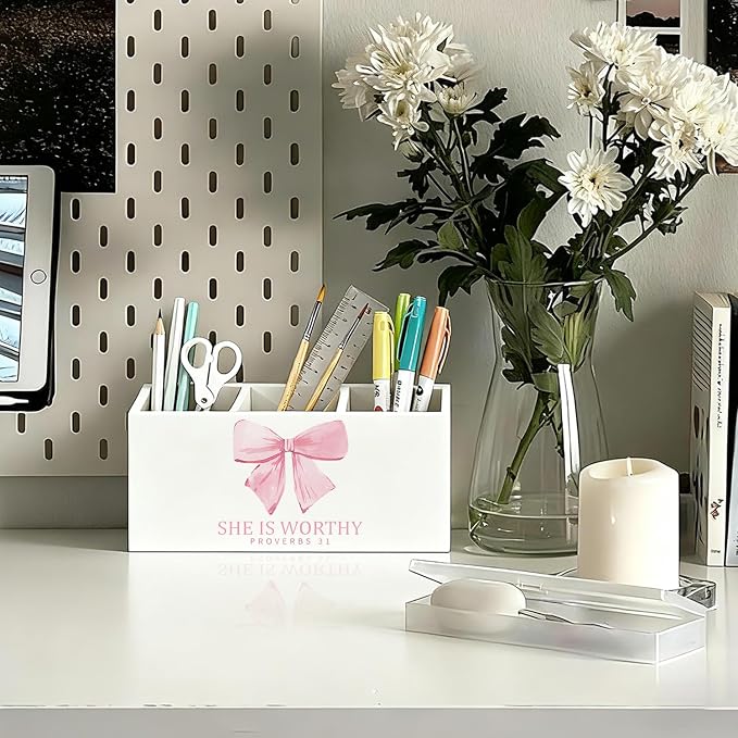 Pink Bow Christian Pen Holder, Christian Gifts for Women Pencil Holder for Desk, Proverbs 31 Woman Gifts, Bible Verse Wooden Box Sign Decorations for Girly Room Bedroom Dorm Desk Tabletop