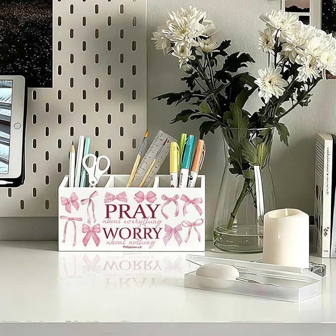 Coquette Pink Bow Christian Pen Holder, Christian Gifts for Women Pencil Holder for Desk, Preppy Pink Bible Verse Wooden Box Sign Decorations for Girly Room Bedroom Dorm Office Desk Tabletop