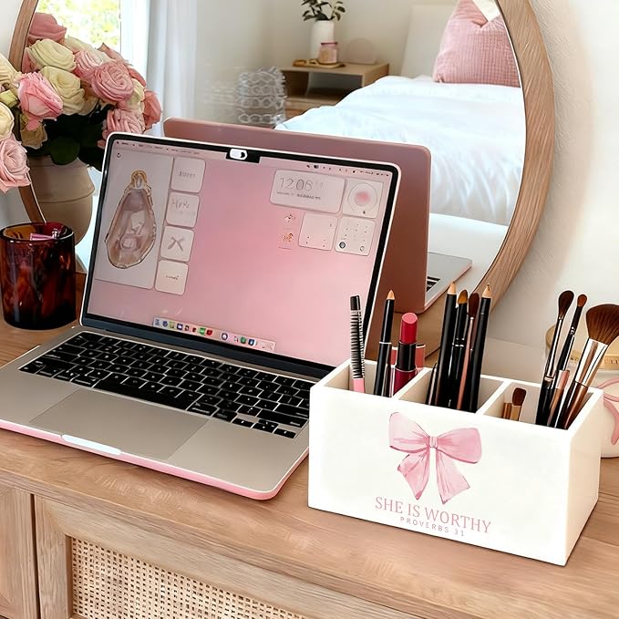 Pink Bow Christian Pen Holder, Christian Gifts for Women Pencil Holder for Desk, Proverbs 31 Woman Gifts, Bible Verse Wooden Box Sign Decorations for Girly Room Bedroom Dorm Desk Tabletop