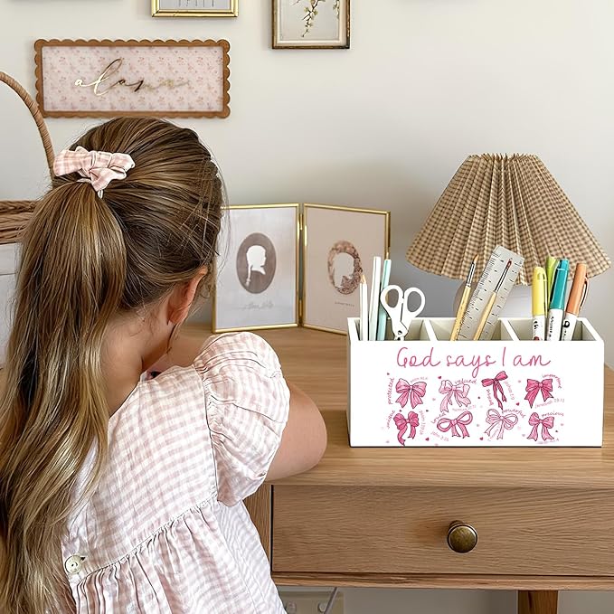 Coquette Pink Bow Christian Pen Holder, Christian Gifts for Women Pencil Holder for Desk, God Says I Am Bible Verse Wooden Box Sign Decorations for Girly Room Bedroom Dorm Office Desk Tabletop